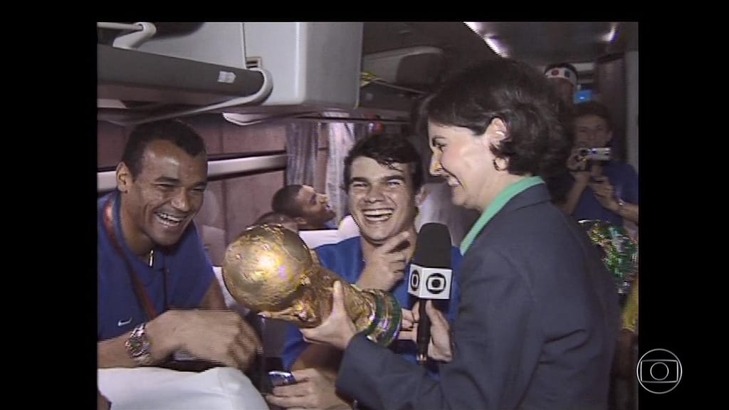 Fatima Bernardes toca da taça